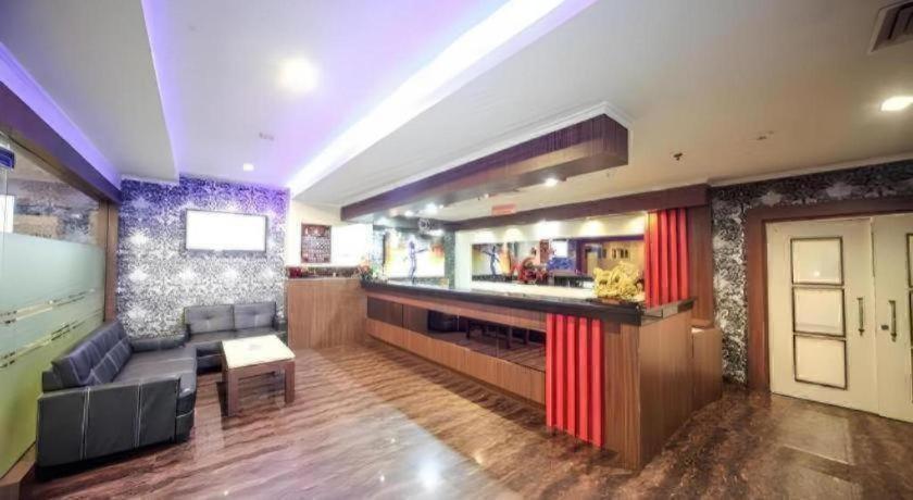 New Hollywood Hotel Pekanbaru Exterior foto